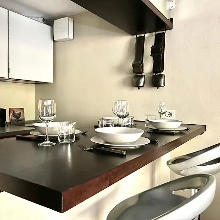 Pine Tree Apartment *