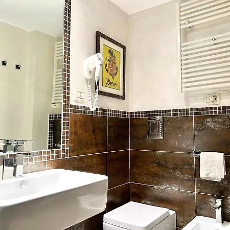 Pine Tree Apartment *